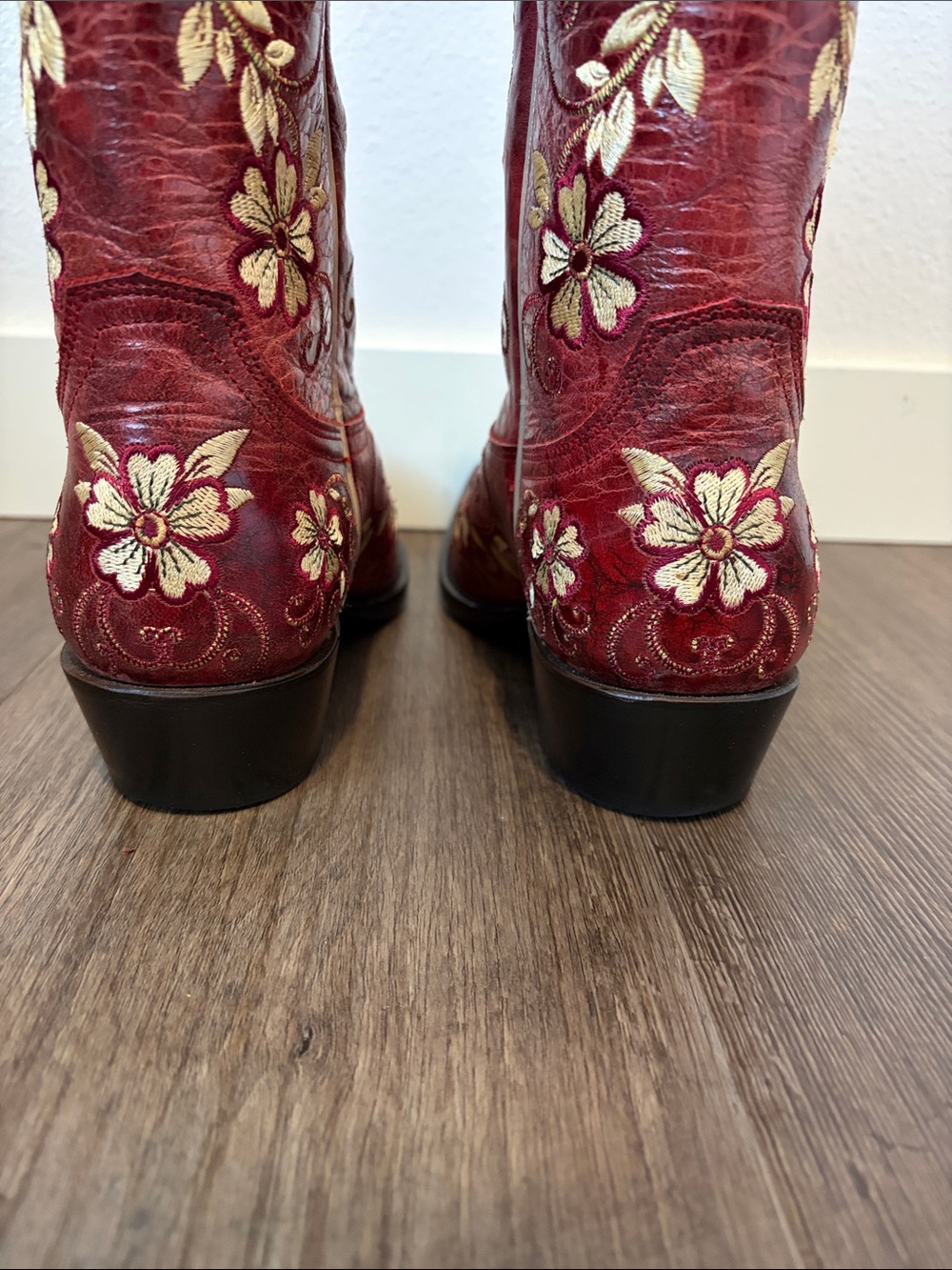 Beautiful floral embroidered deep red Shyanne cowgirl/cowboy boots - Picture 5 of 13